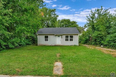 1212 SE Pinecrest Dr, Topeka, KS 66605 - photo 2