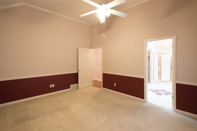Huge, 14 foot ceilings, master bath, walkin closet
