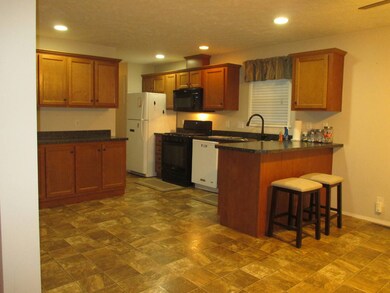 17115 Scarborough Dr unit 562, Macomb, MI 48044 - photo 4