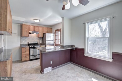 2633 Farmington Dr, Alexandria, VA 22303 - photo 3