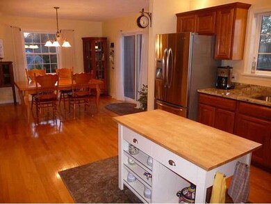 Kitchen Eating area is open to kitchen & offers ac