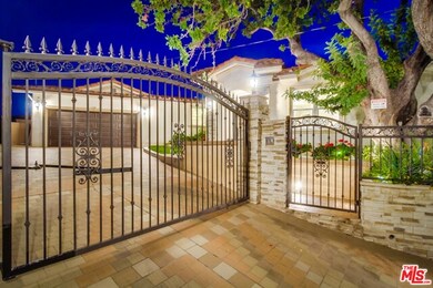 Entrance to front yard
