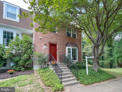 10116 Walnut Wood Ct, Burke, VA 22015 - photo 2