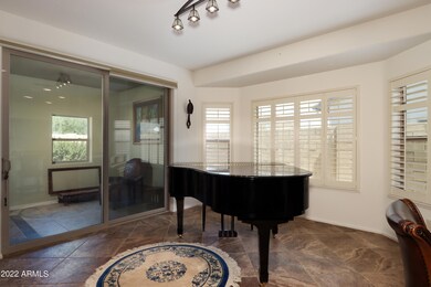 Dining area w/bay window