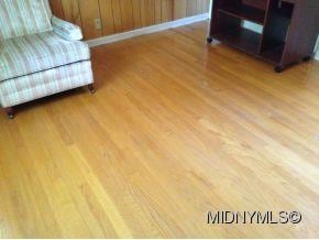 nice oak hardwoods through out
