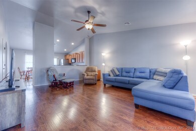 611 S Shawnee - Living Room