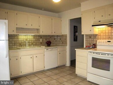 471 W Caracas Ave, Hershey, PA 17033 - photo 5