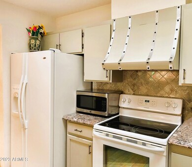 10504 W Palmeras Dr, Sun City, AZ 85373 - photo 4