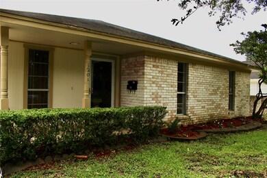1201 Bayou Dr, Alvin, TX 77511 - photo 2