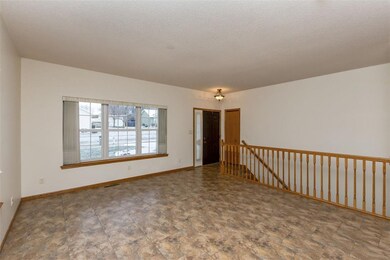 2905 Dennis Dr NW, Cedar Rapids, IA 52405 - photo 2