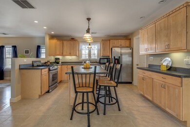 2 Melvin St unit 2, Wakefield, MA 01880 - photo 2