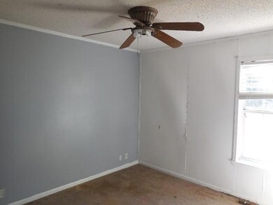 Carpeted empty room with ceiling fan and a texture