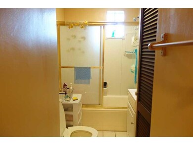 Full Bath. 1st floor unit bathroom
