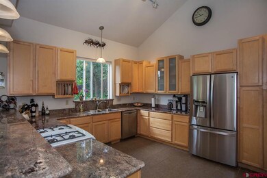 Kitchen has vaulted cielings