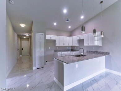 Kitchen w/ Breakfast Bar