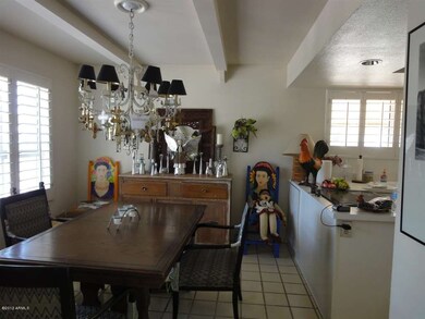 Breakfast/Dinng Area - View of Greenbelt