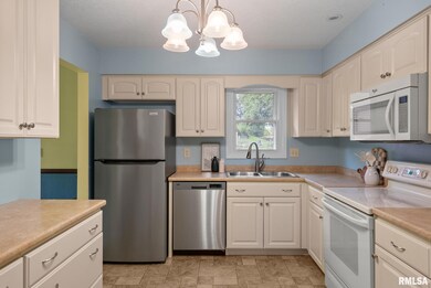 2904 E 39th St, Davenport, IA 52807 - photo 2