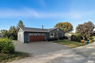 205 W Oak St, Long Grove, IA 52756 - photo 2