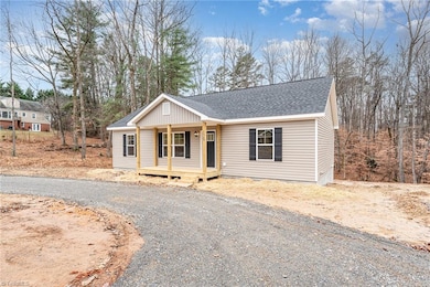 129 Lake St, Elkin, NC 28621 - photo 3