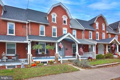 253 W Chestnut St, Souderton, PA 18964 - photo 2