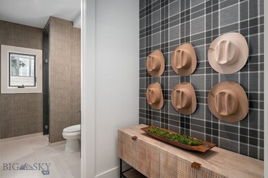Photo of entryway, full bath, and furnishings of a