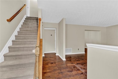 Hardwoods, neutral interior paint, newer carpet we