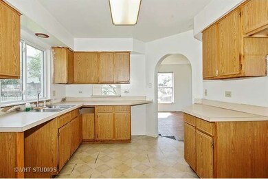 1863 Cambridge Dr, Carpentersville, IL 60110 - photo 3