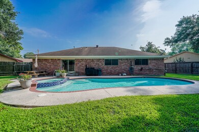 808 S Fairview Cir, Alvin, TX 77511 - photo 3