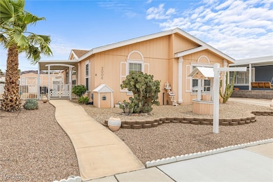 Manufactured / mobile home with a gate and fence