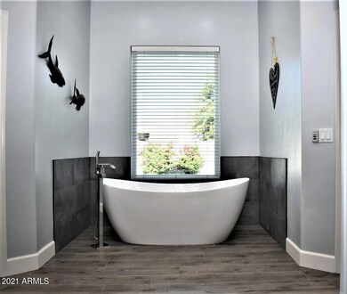 Self standing tub