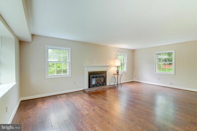 4514 Mill Point Ct, Fairfax, VA 22033 - photo 3