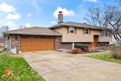 370 W Walnut St, Roselle, IL 60172 - photo 2