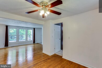20404 Watkins Meadow Dr, Germantown, MD 20876 - photo 4