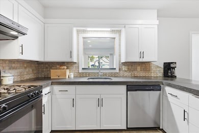 927 W 14th St, Cedar Falls, IA 50613 - photo 5