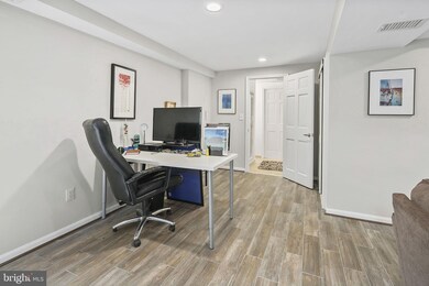 12817 Gatepost Ct, Herndon, VA 20171 - photo 4