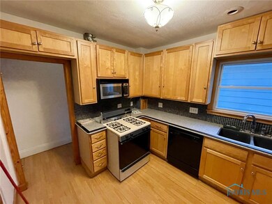 KITCHEN WITH GAS STOVE/BUILT IN MICROWAVE