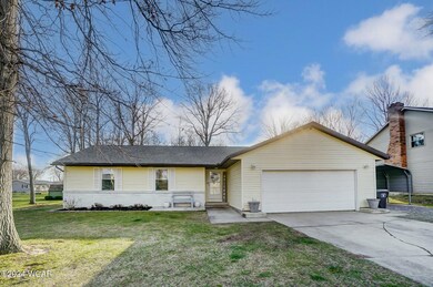 2572 Debbie Dr, Lima, OH 45807 - photo 2