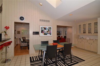 Breakfast room w/ Built ins