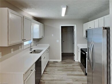 1510 Southtree Ln, High Point, NC 27263 - photo 5