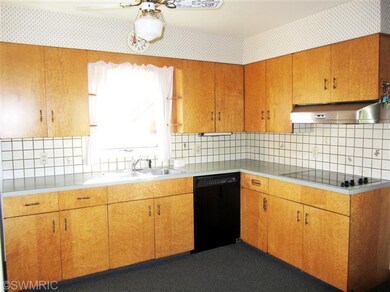 516 Howard St, Lowell, MI 49331 - photo 3