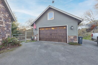 215 Isabella Ln, Grants Pass, OR 97526 - photo 3