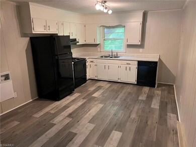 216 Church St unit 4, Thomasville, NC 27360 - photo 2