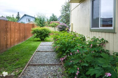 [photo 2019368] Side Yard