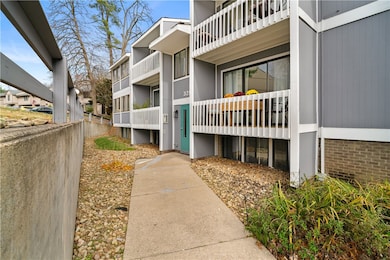 321 Ridge Point Cir unit B12, Bridgeville, PA 15017 - photo 2