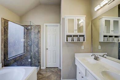 6019 Lynwood Banks Ln, Houston, TX 77092 - photo 3