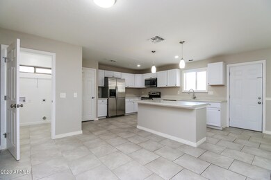 005-photo-dining-room-11664144