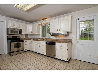 60 Fleetwood Dr, Saunderstown, RI 02874 - photo 7