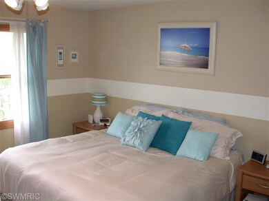 53947 W Ridgeview Cir, Paw Paw, MI 49079 - photo 5