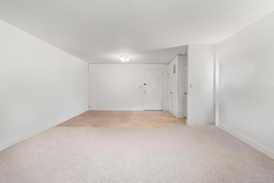 Sadore Lane Gardens unit 5Z, Yonkers, NY 10710 - photo 4