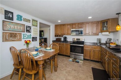 Plenty of space in the eat-in kitchen for your per